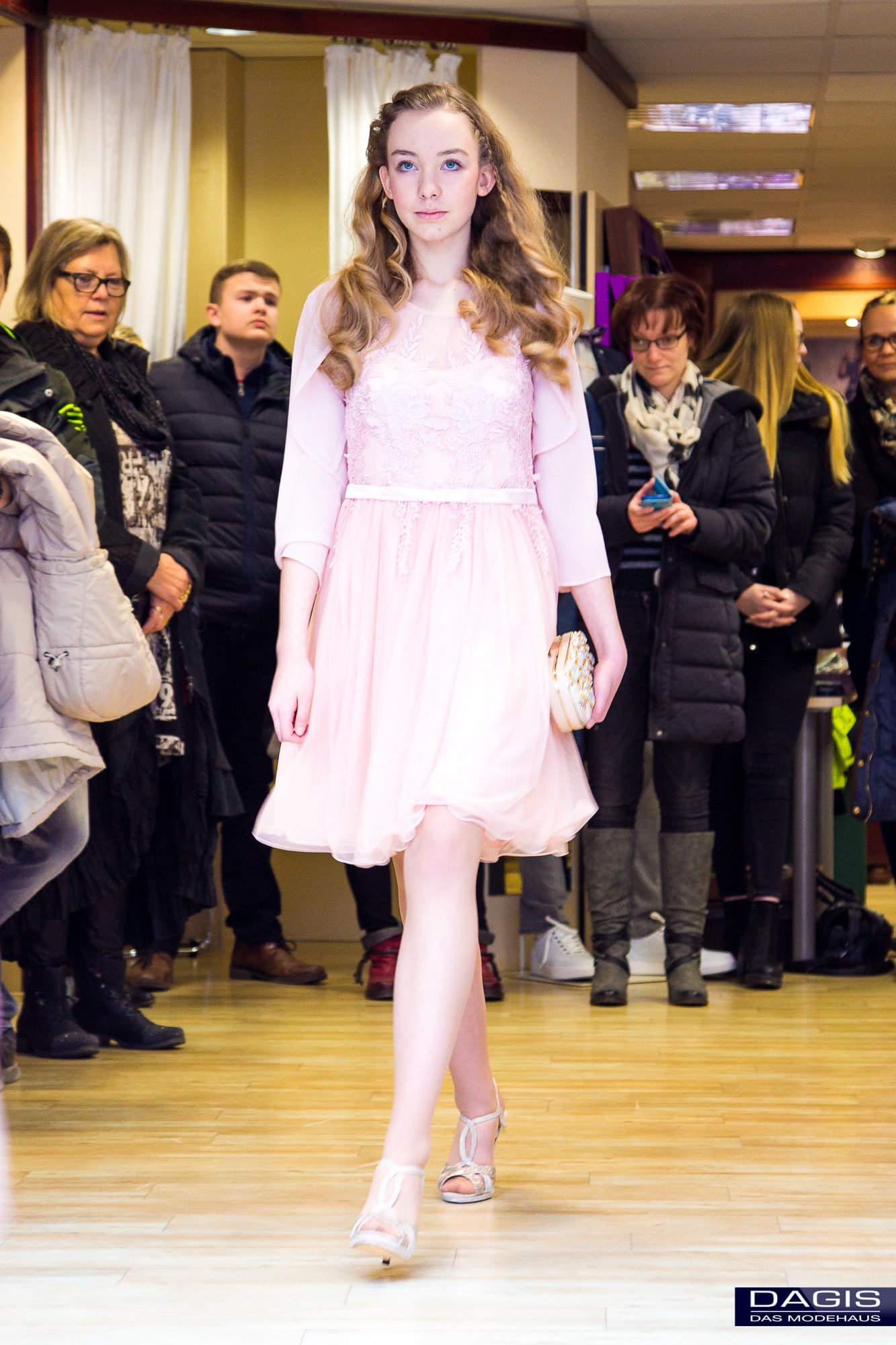 Jugendweihe Mode und Abiball Kleidung in Schönebeck