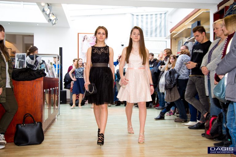 Jugendweihe Mode und Abiball Kleidung in Schönebeck